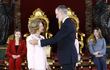 La reina Sofía recibe el Toisón de Oro de manos del rey Felipe ante la atenta y cariñosa mirada de la princesa Leonor y la infanta Sofía, en el palacio Real en Madrid. (EFE/ Francisco Gómez /Casa Real)