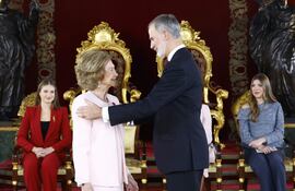 La reina Sofía recibe el Toisón de Oro de manos del rey Felipe ante la atenta y cariñosa mirada de la princesa Leonor y la infanta Sofía, en el palacio Real en Madrid. (EFE/ Francisco Gómez /Casa Real)