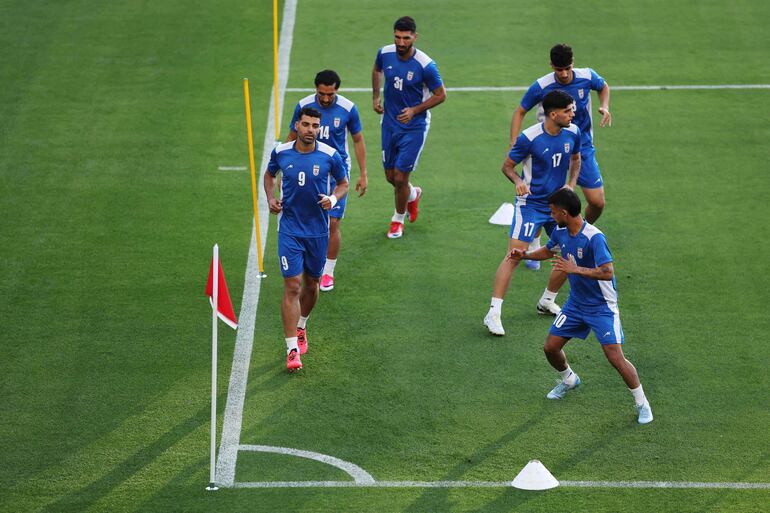 Mehdi Taremi de Irán entrena con sus compañeros de equipo durante una sesión de entrenamiento de Irán un día antes del partido del Grupo G de la Copa Mundial de la FIFA 2026.