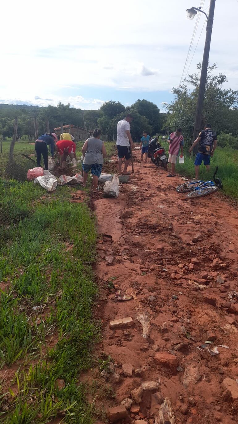 Vecinos de Tajy Loma reparan con sus propias manos el camino vecinal intransitable, mientras las autoridades municipales permanecen ausentes.