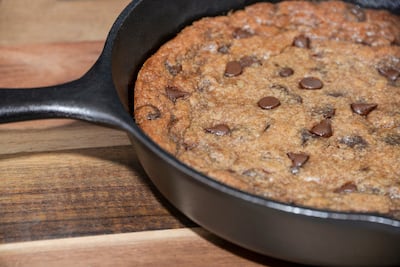 Cookie gigante en sartén de hierro fundido.