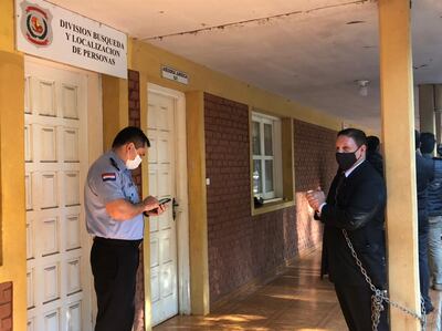 El abogado Luis Aponte (derecha), encadenado en la Dirección de Policía.