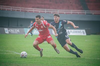 El zaguero "rojo" Ricardo Garay protege la posesión del esférico ante la marca de Giovanny Salem. (Foto: APF)