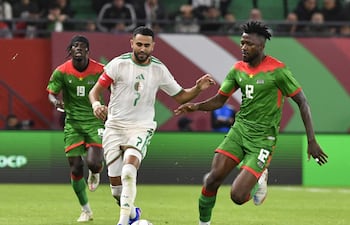 Riyad Mahrez (izq.), de Argelia, en acción contra Edmond Faycial Tapsoba (der.), de Burkina Faso, durante el partido de la fase de grupos de la Copa Africana de Naciones de la CAF 2025 entre Argelia y Burkina Faso, en Rabat, Marruecos.