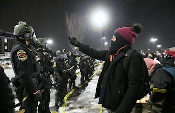 Manifestantes confrontan este martes a policías fuera del hotel en Minneapolis donde supuestamente se hospeda el líder del ICE, Gregory Bovino.
