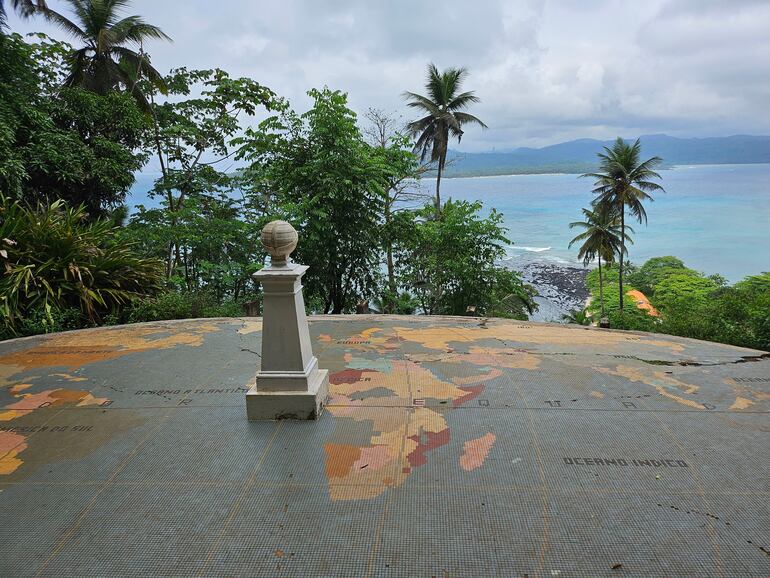 Monumento Línea Ecuatorial en Santo Tomé y Príncipe.