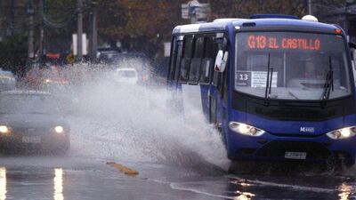El intenso sistema frontal que azota la zona centro sur de Chile ha dejado más de 1 millón de viviendas sin suministro eléctrico durante las últimas horas, además de obligar la suspensión de operaciones en el aeropuerto de Santiago esta madrugada debido a ráfagas de viento de hasta 127 kilómetros por hora, informaron este viernes autoridades de país suramericano.