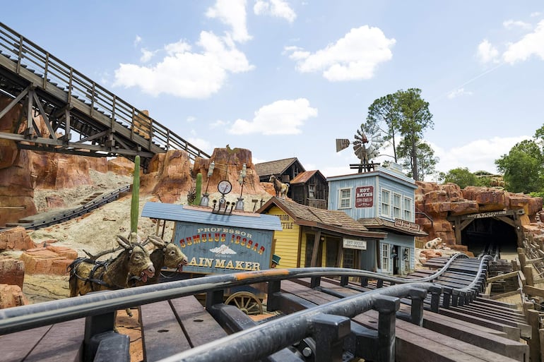 Fotografía cedida por Disney que muestra la atracción Big Thunder Mountain, una especie de mina ubicada en Frontierland dentro de Magic Kingdom.