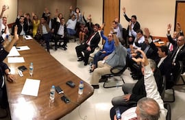 Primera sesión mau, en que 25 senadores cartistas, llanistas, luguistas y oviedistas se reunieron en las oficinas del Frente Guasu para allanar la enmienda mau. Ocurrió el 28 de marzo de 2017.