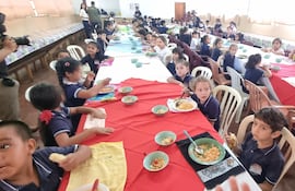 La Gobernación de Misiones adeuda más de G. 19 mil millones a la empresa Belmac S.A., proveedora del almuerzo escolar, debido a la falta de desembolso de recursos por parte del Ministerio de Economía y Finanzas.