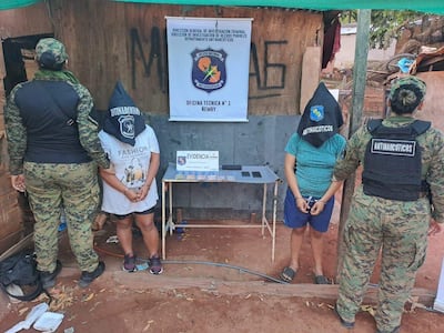 Las detenidas, Viviana María González y Rosalina Ortigoza Maidana, con las evidencias.