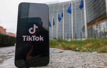 El logotipo de TikTok se ve frente a la sede de la Comisión Europea en Bruselas, Bélgica.
