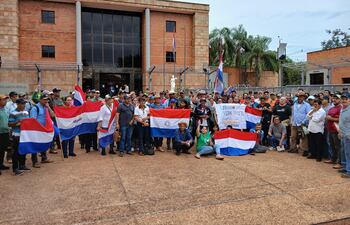 Decenas de pobladores de Paso Yobái se manifestaron exigiendo la liberación de Vidal Brítez.