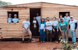 Una familia con vivienda gracias al trabajo de Atlas y TECHO.