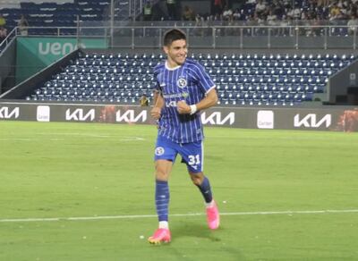Marcelo Acosta, jugador de Sol de América, festeja un gol en el partido frente a Olimpia por la segunda fecha del torneo Apertura 2024 del fútbol paraguayo en el estadio Defensores del Chaco, en Asunción.