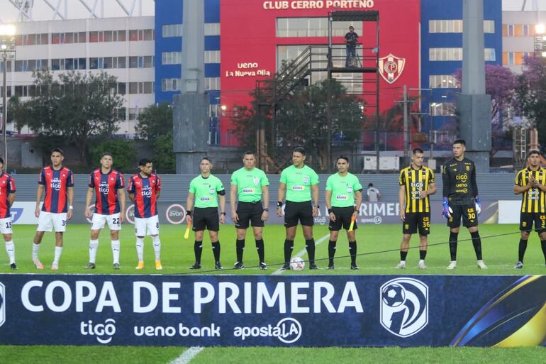 Los jugadores de Cerro Porteño y Guaraní, forman previo al partido correspondiente a la primera rueda del Torneo Clausura 2025, disputado en el estadio Arsenio Erico.