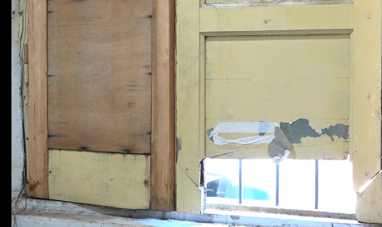 Ventana enmendada en la escuela y colegio República Argentina, que necesita una urgente refacción.