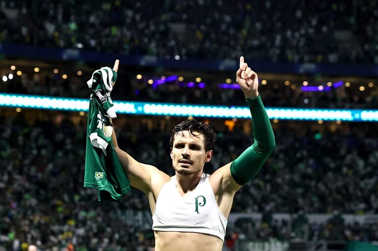 Raphael Veiga de Palmeiras celebra un gol este jueves, en el partido de vuelta por la semifinal de la Copa Libertadores entre Palmeiras y LDU Quito en el estadio Allianz Parque, en Sao Paulo (Brasil).