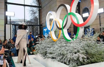 Una modelo presenta un atuendo diseñado por estudiantes de la Academia di Brera de Milán durante la Muestra de Moda de Invierno de los Juegos Olímpicos, celebrada en Milán el 4 de febrero de 2026, en el marco de los Juegos Olímpicos de Invierno Milano Cortina 2026.