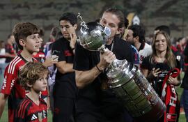 El entrenador de Flamengo Filipe Luís besa el trofeo de la Copa Libertadores este sábado, en el estadio Monumental U, en Lima (Perú).