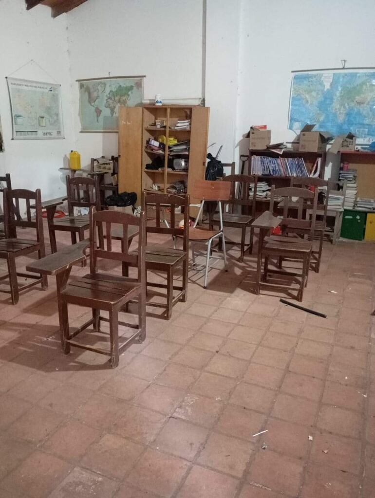 Sillas vacías, libros y pizarras que aguardan a los escolares.