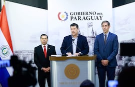 AME147. ASUNCIÓN (PARAGUAY), 09/06/2026.- Fotografía cedida este martes por la Presidencia de la República del Paraguay que muestra de izquierda a derecha al presidente de la Administración Nacional de Electricidad (Ande) Félix Sosa, el jefe del Gabinete Civil de la Presidencia de Paraguay, Javier Giménez y el ministro de Industria y Comercio (MIC) Marco Riquelme, hablando durante una conferencia de prensa en Asunción (Paraguay). El Gobierno de Paraguay derogó dos decretos que fijaban bajas tarifas eléctricas como incentivo para la instalación en el país de las llamadas industrias convergentes, conocidas por su alto consumo de energía, aunque confirmó la vigencia de un contrato con la firma británica Atome, motivo de una protesta de trabajadores esta jornada. EFE/ Presidencia De La República Del Paraguay.