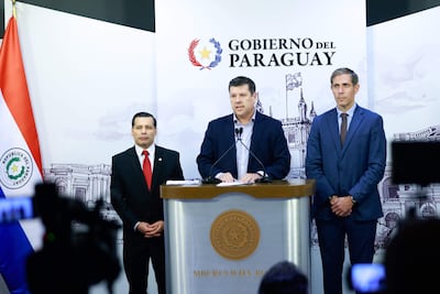 AME147. ASUNCIÓN (PARAGUAY), 09/06/2026.- Fotografía cedida este martes por la Presidencia de la República del Paraguay que muestra de izquierda a derecha al presidente de la Administración Nacional de Electricidad (Ande) Félix Sosa, el jefe del Gabinete Civil de la Presidencia de Paraguay, Javier Giménez y el ministro de Industria y Comercio (MIC) Marco Riquelme, hablando durante una conferencia de prensa en Asunción (Paraguay). El Gobierno de Paraguay derogó dos decretos que fijaban bajas tarifas eléctricas como incentivo para la instalación en el país de las llamadas industrias convergentes, conocidas por su alto consumo de energía, aunque confirmó la vigencia de un contrato con la firma británica Atome, motivo de una protesta de trabajadores esta jornada. EFE/ Presidencia De La República Del Paraguay.