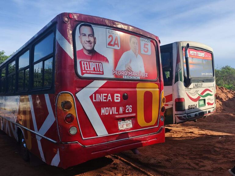 Colectivos de 'Petti Tours' en fondo, cartel de 'Felipito' como intendente y 'Pedro Martínez' como concejal en primer plano.