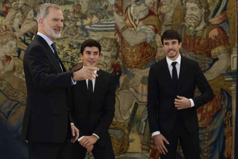 Felipe VI junto Marc Márquez y Álex Márquez pasando un agradable momento en el Palacio de la Zarzuela. (EFE/ JJ Guillén)
