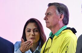 Michelle Bolsonaro, la ex primera dama de Brasil, junto a su esposo, Jair Bolsonar (d).