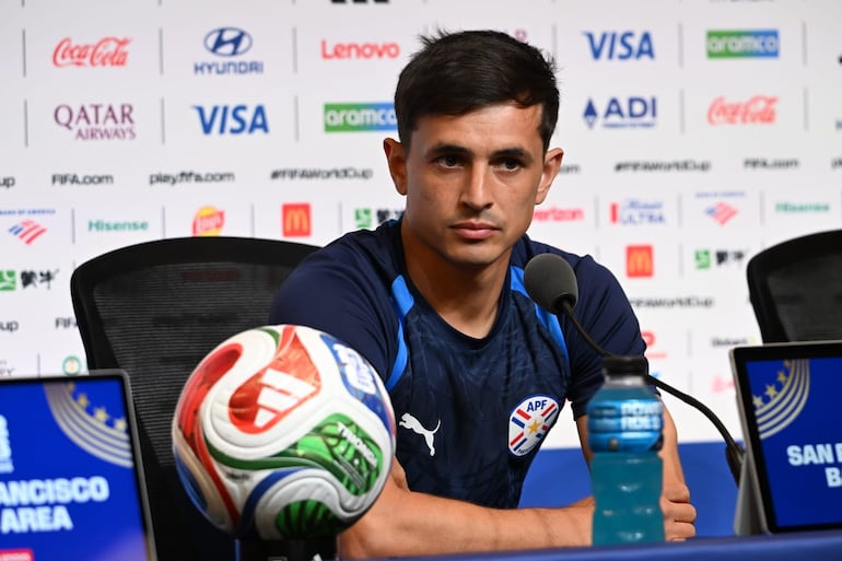 El mediocampista de la selección paraguaya, Andrés Cubas tomó la palabra en la conferencia para hablar de lo que será el duelo ante Australia por la tercera fecha del Grupo D del Mundial 2026.
