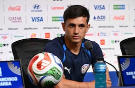El mediocampista de la selección paraguaya, Andrés Cubas tomó la palabra en la conferencia para hablar de lo que será el duelo ante Australia por la tercera fecha del Grupo D del Mundial 2026.