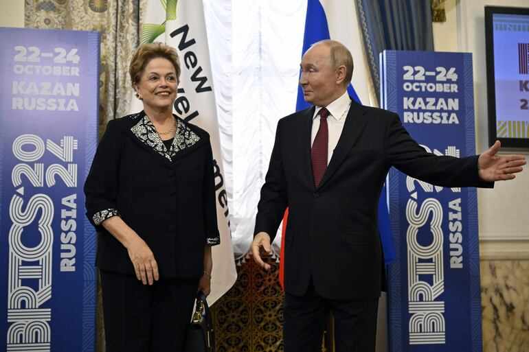 El presidente ruso Vladimir Putin (d) recibe a Dilma Rousseff, directora del banco de los BRICS.