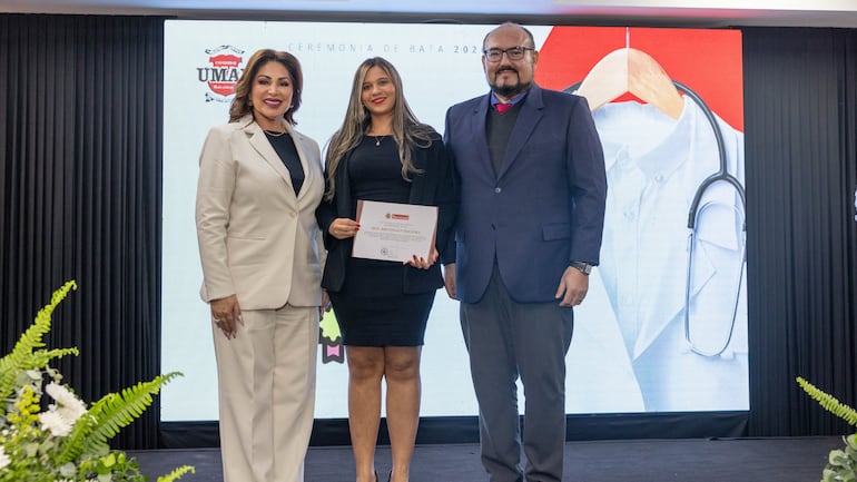 La presidente del Consejo Superior Universitario (C.S.U.), Dra. Elvira Peralta de Quiñonez, el rector de UMAX, Prof. Dr. Hernando Javier Quiñonez Sarabia, y la Med. Brendally Siqueira, egresada de UMAX.