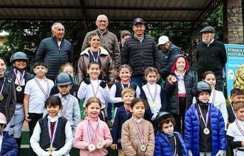 Autoridades de la Asocab junto al semillero del hipismo, en el concurso en conmemoración del aniversario de la asociación, en el Acá Carayá.