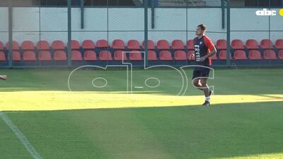 El brasileño Edu, futbolista de Cerro Porteño, en el entrenamiento en la Ollita.