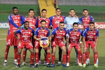 Formación de Xelajú, con los paraguayos Pedro Báez (parado, primero de la derecha) y Manuel Romero (tercero). Los Superchivos son finalistas de la Copa Centroamericana de la Concacaf 2025.