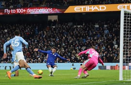 Enzo Fernández del Chelsea marca el gol del 1-1 durante el partido de la Premier League inglesa entre el Manchester City FC y el Chelsea FC, en Manchester, Gran Bretaña.