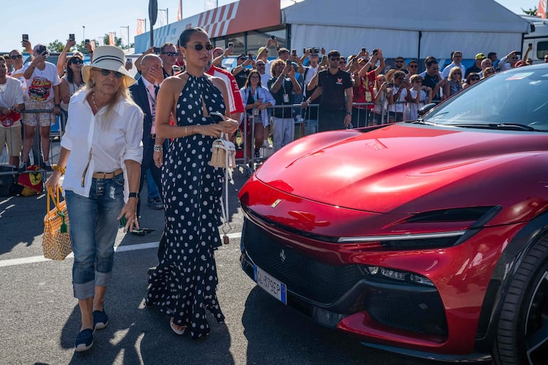 Alexandra Saint Mleux junto a su suegra Pascale Leclerc en el Autodrómo Nacional de Monza. (Andrej ISAKOVIC / AFP)