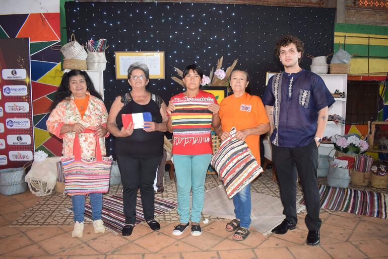 Las artesanas distinguidas Rosa Arce, Nilda Martínez, Cornelia Portillo, Alejandra López e Irma Ramírez, junto al joven Alexis Caballero, quien investigó la frazada de trapo.