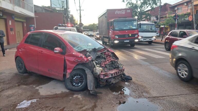 Un Toyota Vitz chocó contra un camión de gran porte esta mañana sobre Médicos del Chaco y Fernando de la Mora.