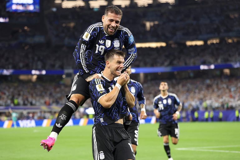 Giovani Lo Celso de Argentina celebra junto a su compañero Nicolás Otamendi tras anotar el primer gol de su equipo durante el partido del Grupo J de la Copa Mundial de la FIFA 2026 entre Jordania y Argentina en el Dallas Stadium, en Arlington, Texas.