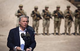 José Antonio Kast, presidente de Chile, ofrece un discurso desde la frontera de su país con Perú. Su gobierno frena la regularización de inmigrantes.
