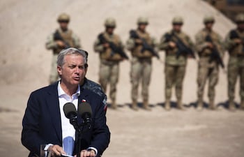 José Antonio Kast, presidente de Chile, ofrece un discurso desde la frontera de su país con Perú. Su gobierno frena la regularización de inmigrantes.