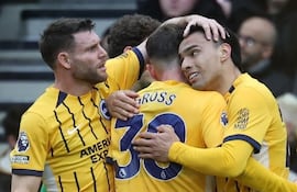 Diego Gómez recibe las felicitaciones de sus compañeros, entre ellos el histórico James Milner.