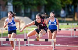 Excelente carrera de la velocista Heidi Michelle Pigisch Hahner (14 años) en 100 metros con vallas U18. Michelle fue plata en 80 con vallas en los Escolares 2025.