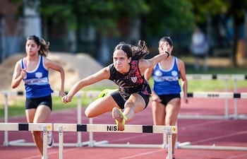 Excelente carrera de la velocista Heidi Michelle Pigisch Hahner (14 años) en 100 metros con vallas U18. Michelle fue plata en 80 con vallas en los Escolares 2025.