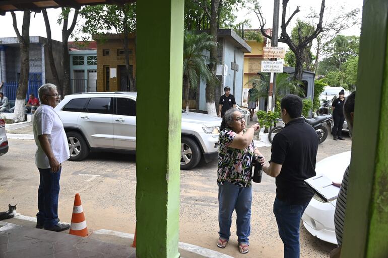 La ciudadana Cristina Ibarrola le reclama al director de Catastro, Aarón Martínez, por el pésimo estado del Cementerio del Este.