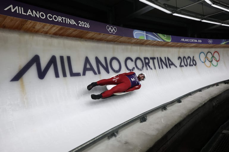 El letón Kristers Aparjods participa en el entrenamiento individual masculino de luge en el Cortina Sliding Centre durante los Juegos Olímpicos de Invierno Milano Cortina 2026 en Cortina d'Ampezzo el 4 de febrero de 2026.