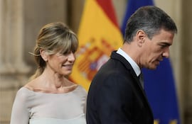 El presidente del Gobierno, Pedro Sánchez (d), junto a su esposa Begoña Gómez (i). (archivo)